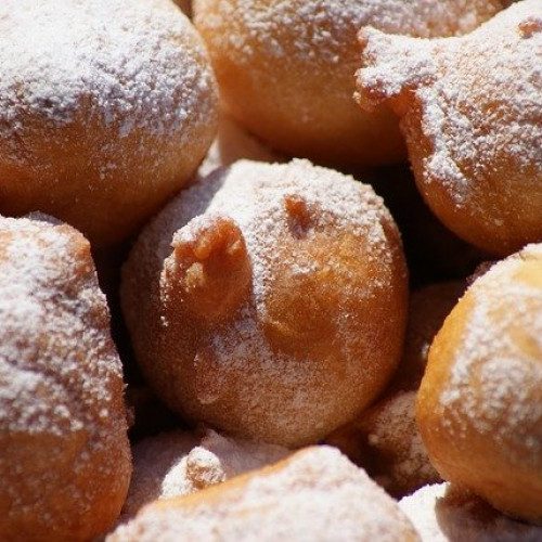 Pączki kładzione w pudrze i lukrze