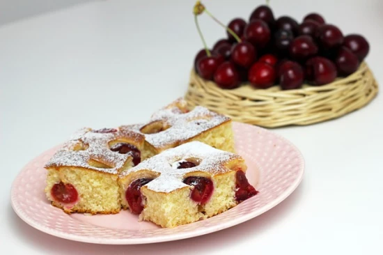 Placek maślany z czereśniami lub wiśniami