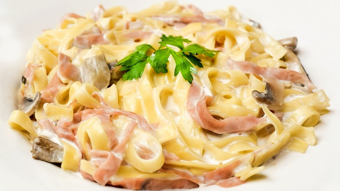 Tagliatelle z szynką i śmietaną