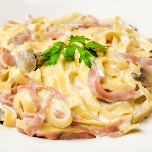 Tagliatelle z szynką i śmietaną