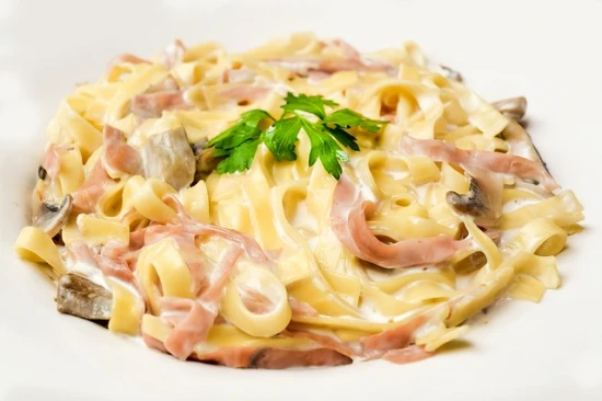 Tagliatelle z szynką i śmietaną