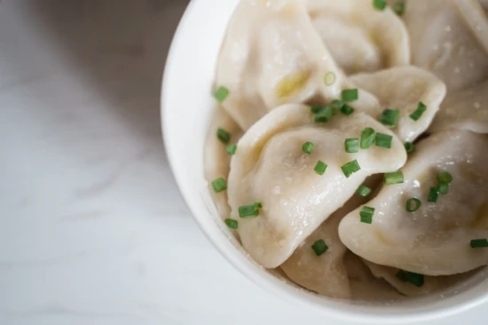 Tradycyjne pierogi z kapustą i grzybami