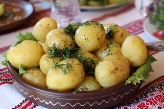 Tradycyjne młode ziemniaki z koperkiem