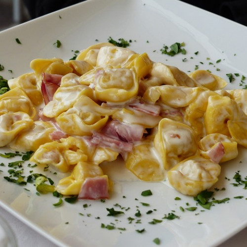Kremowe tortellini z szynką w aksamitnym sosie serowym