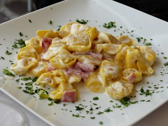 Kremowe tortellini z szynką w aksamitnym sosie serowym