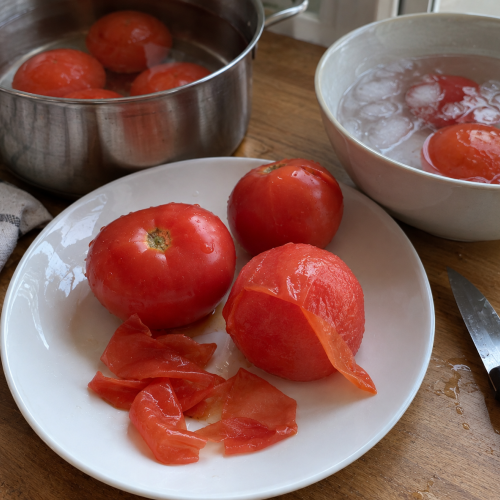 🍅 Jak obrać pomidora ze skórki? Najprostsze sposoby